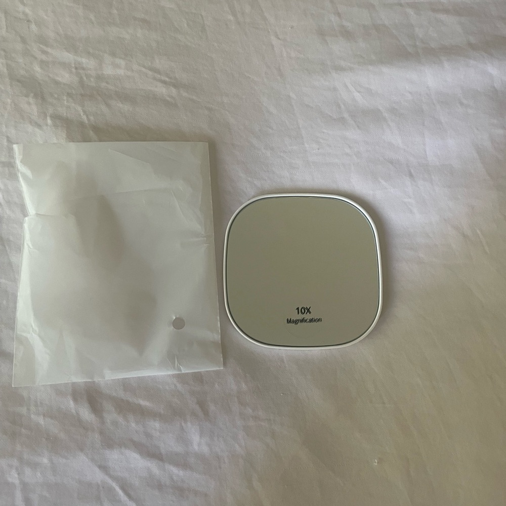 NEW Small 10x Beauty Zoom Magnetic Mirror